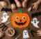 Alt : Activités d’Halloween pour enfants : citrouille peinte, fantômes et chauves-souris en papier